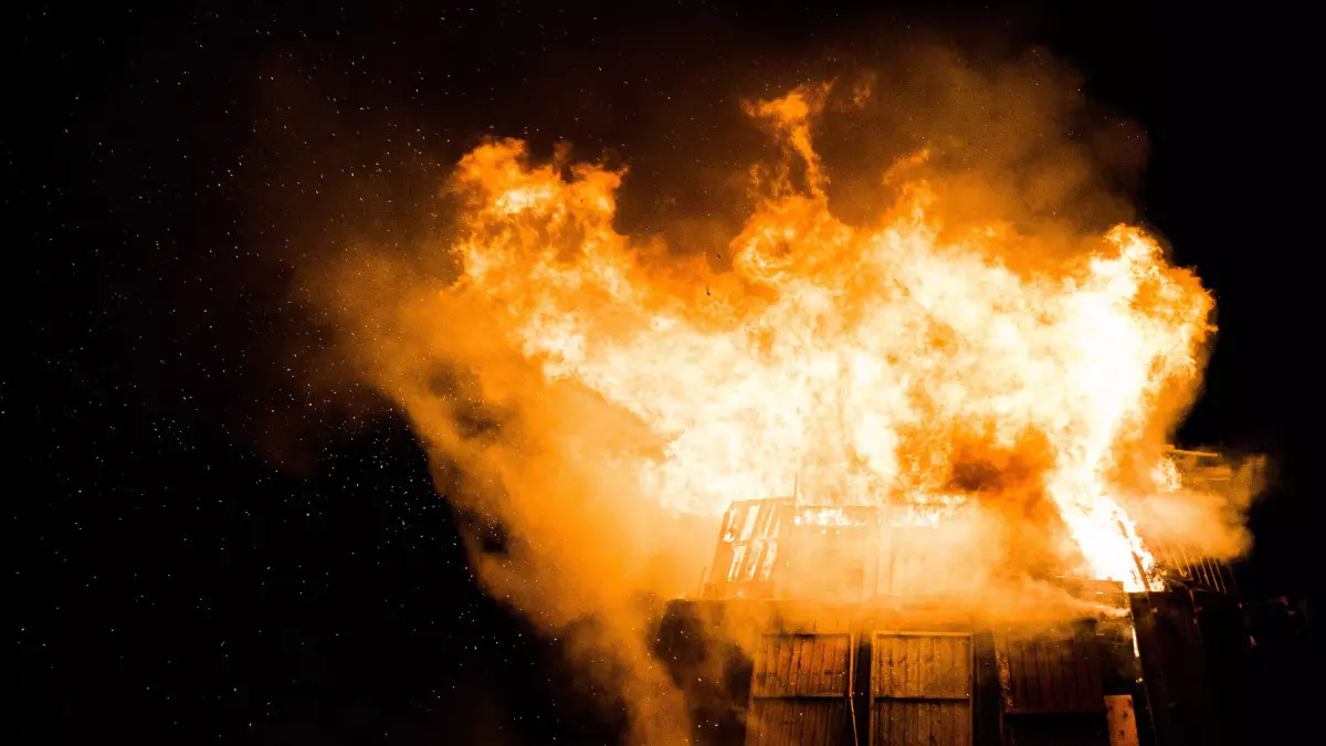 Крупный пожар в СТО тушат в Астане