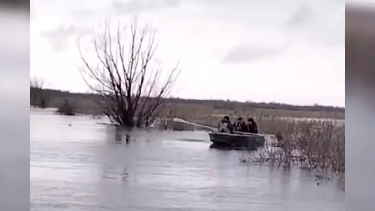 Полицейские спасли охранника, оказавшегося в зоне затопления в Петропавловске