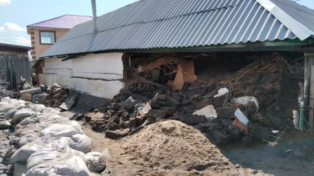 "Смотреть на это страшно": костанайцы возвращаются в свои дома после паводка