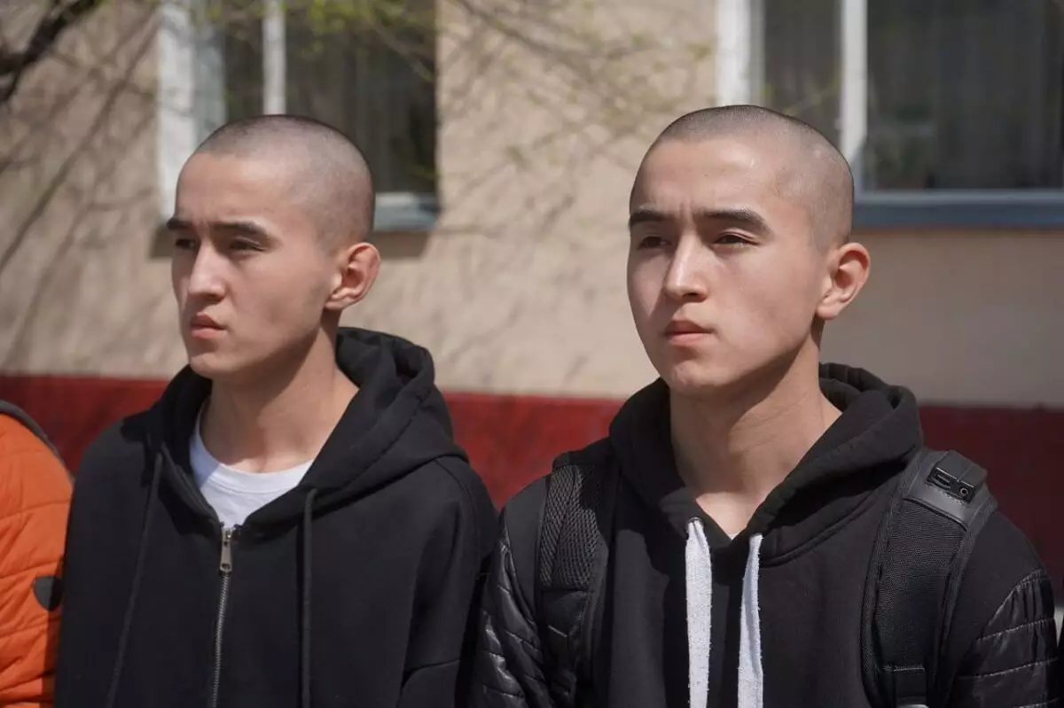 Минобороны РК опубликовало фото близнецов-призывников из Алматы