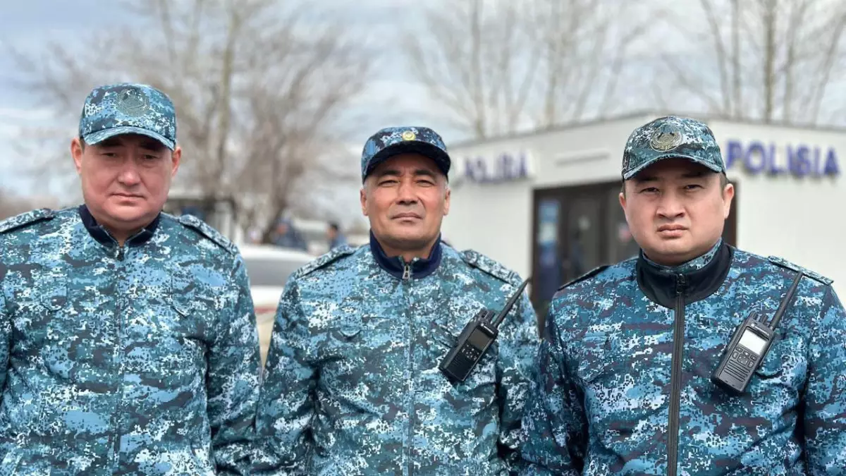 Двоих мужчин от бурного потока спасли полицейские в Петропавловске