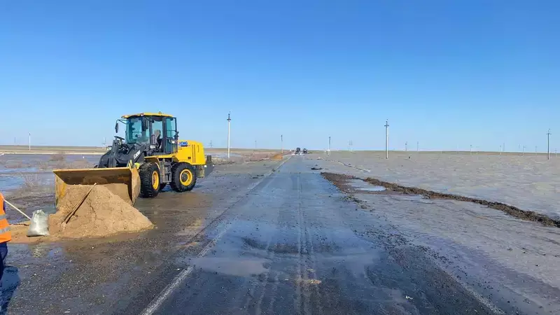 Несколько трасс ограничили для движения в Казахстане из-за паводков