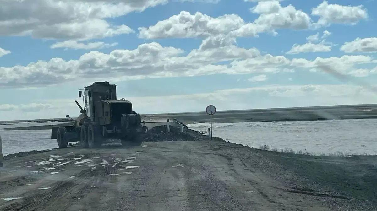 Дороги залиты водой из-за паводков в 5 областях Казахстана
