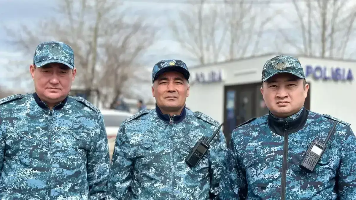 Паводок в Петропавловске: полицейские спасают людей и их имущество