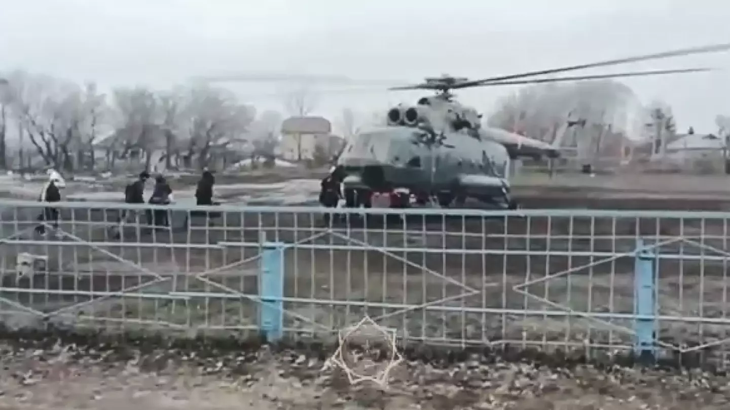Из села Прибрежное в СКО людей эвакуируют на вертолетах