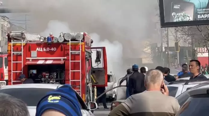 Автомобиль загорелся в центре города в Шымкенте