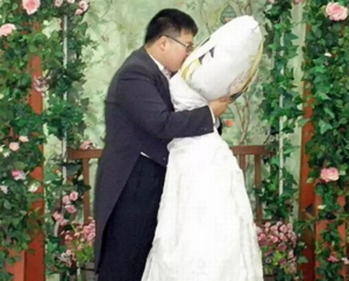 Странный брак: мужчина, который женился на подушке