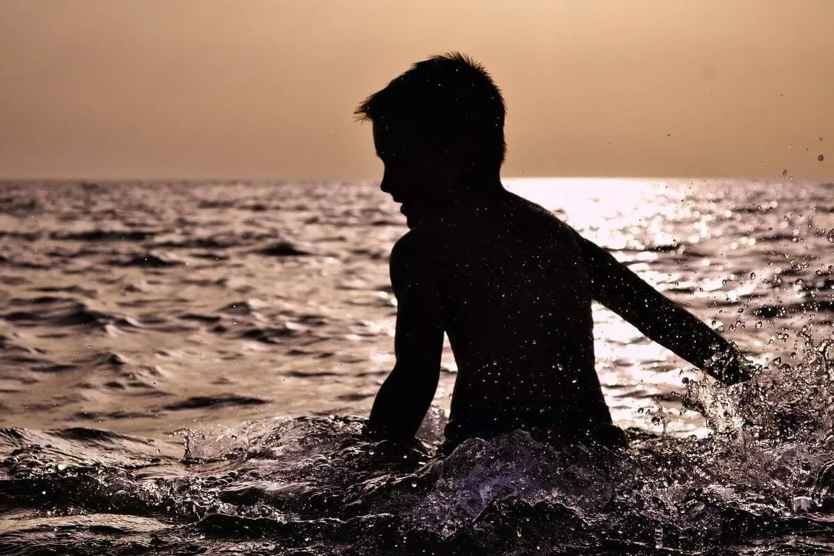 Помощь спасателей понадобилась детям, которые заплыли на островок в Жетысу