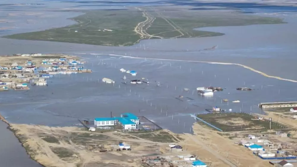 Защитную дамбу прорвало в Актюбинской области: вода дошла до села Нура