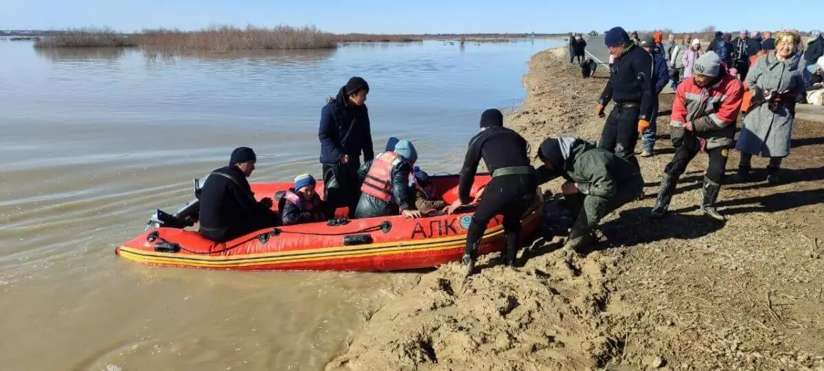 Спасатели эвакуируют жителей села Пригородное в Акмолинской области
