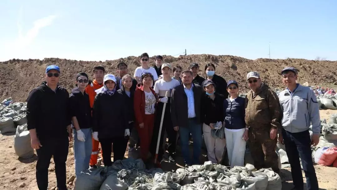Саясат Нурбек поблагодарил студентов и преподавателей, строящих дамбу в Атырау
