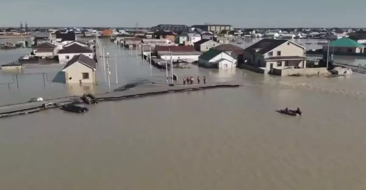 Ситуацию в затопленном Кульсары показал на видео МЧС РК