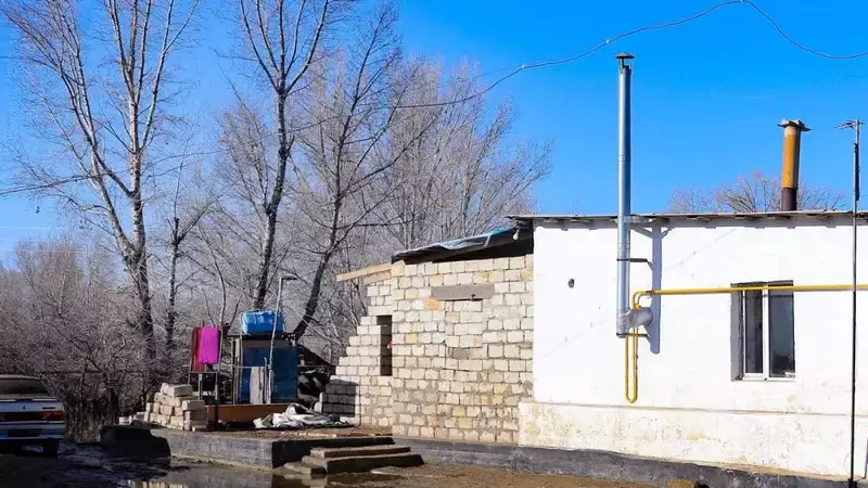 Дамбу, защищающую село, прорвало в Актюбинской области