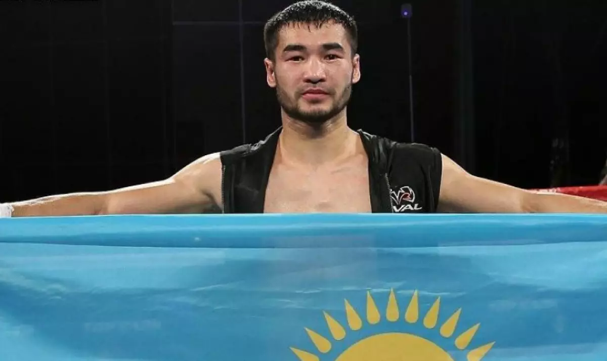 Қазақ боксшысы Сағадат Рахманқұл өзбек қарсыласынан жеңіліп қалды