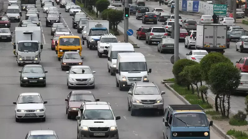 Правила регистрации автомобилей и выдачи водительских прав изменили в Казахстане