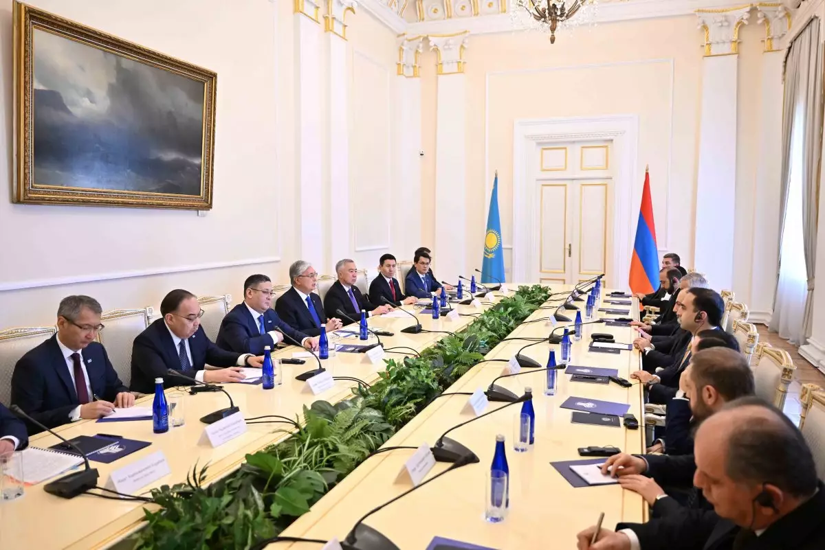 Токаев и Пашинян провели переговоры в расширенном формате