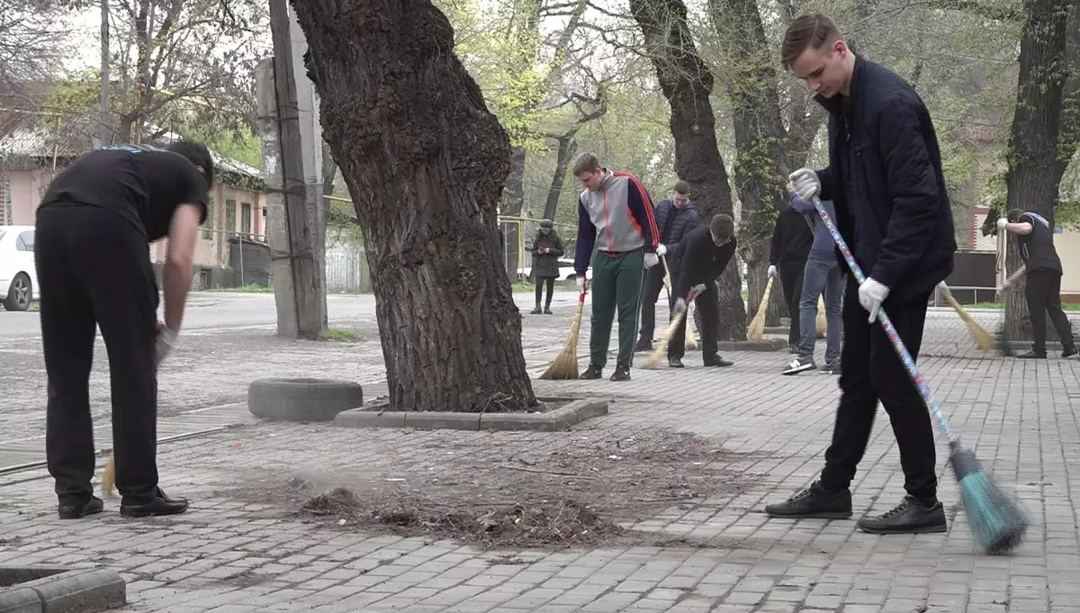 Студенты православной духовной семинарии приняли участие в уборке мегаполиса
