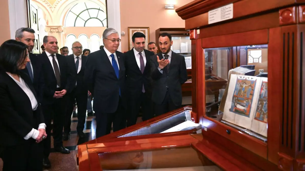Президент Казахстана посетил институт древних рукописей Матенадаран