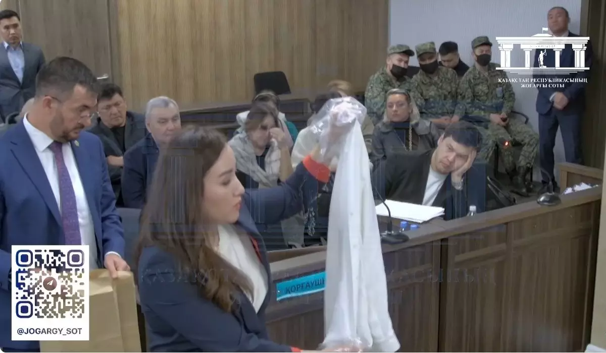 Одежду, в которой была Салтанат Нукенов в день гибели, показали в суде