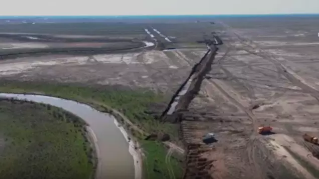14,5 км каналов роют в Атырау для перенаправления паводковой воды в Каспийское море