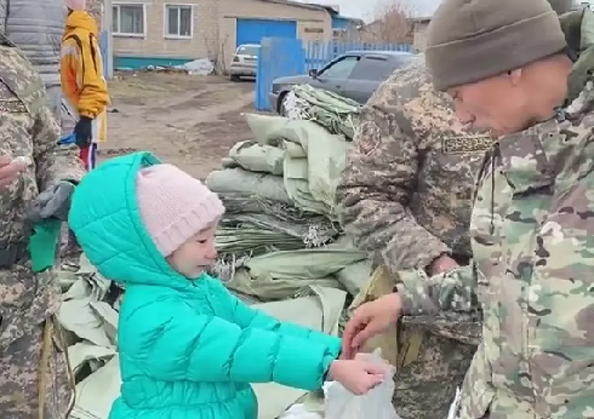 Угощающая спасателей в Петропавловске малышка растрогала Казнет