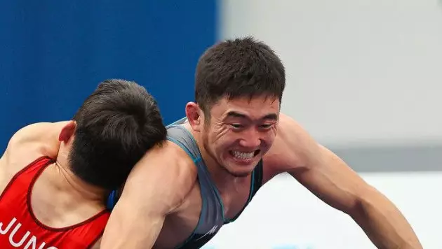 Казахстан с камбэком выиграл золото чемпионата Азии по борьбе