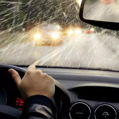 Риск аварий зашкаливает: как улучшить видимость авто во время дождя