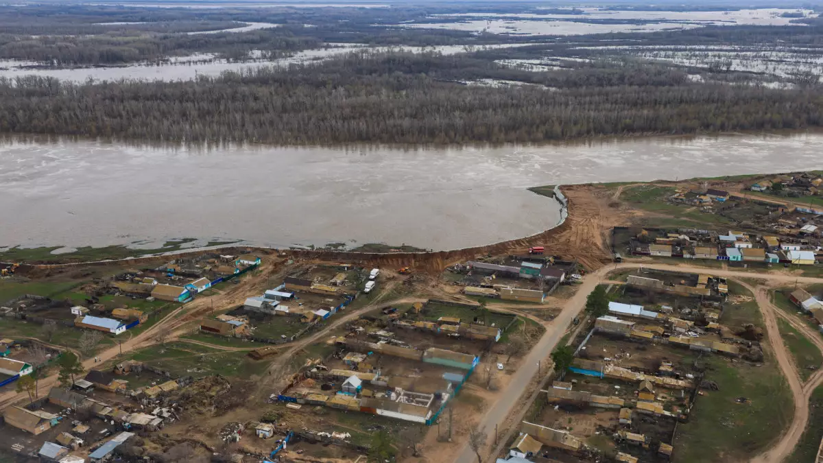 Земляные валы и свыше 5 тысяч военных: Западно-Казахстанская область готовится к большой воде