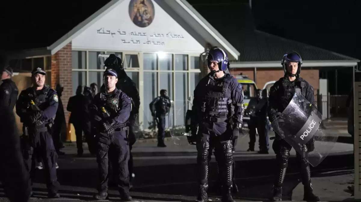 Беспорядки начались в Сиднее после нападения на священника