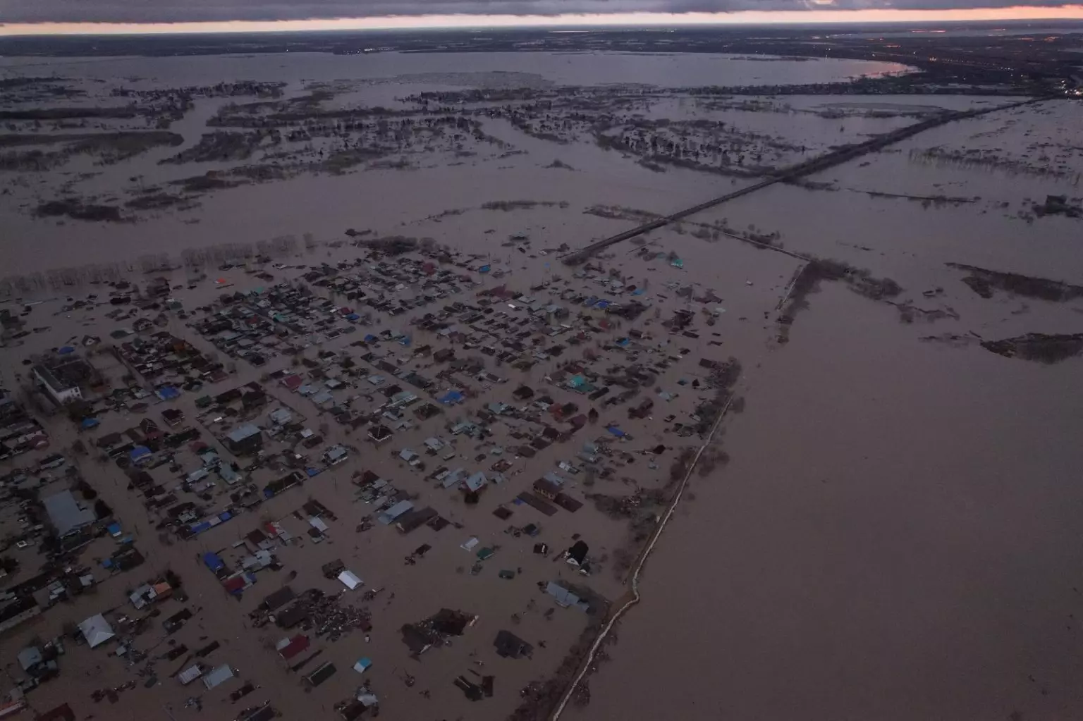 Эвакуация североказахстанцев не прекращается ночью: региону угрожает вторая волна паводков