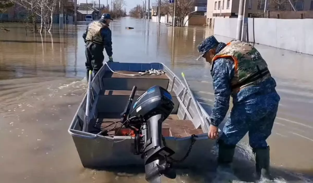 На лодках охраняют имущество эвакуированных людей полицейские Петропавловска (ВИДЕО)
