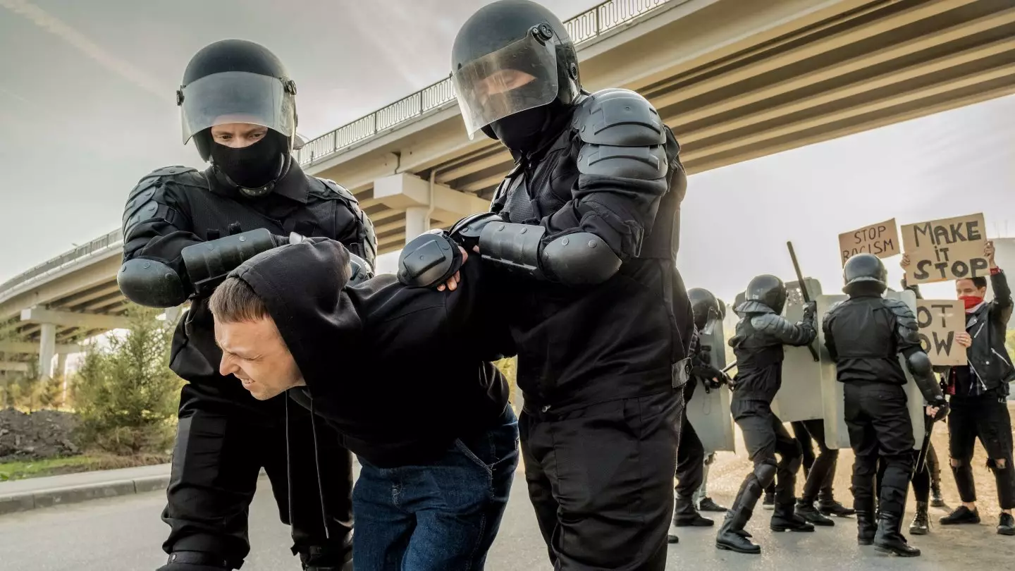 Напряжённая обстановка в Тбилиси: полиция задерживает участников протеста против закона об иноагентах