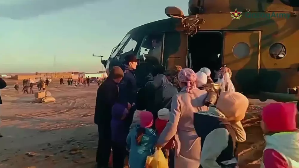 Было трудно на это смотреть - вертолетчик о спасении 280 человек из затопленных районов ЗКО
