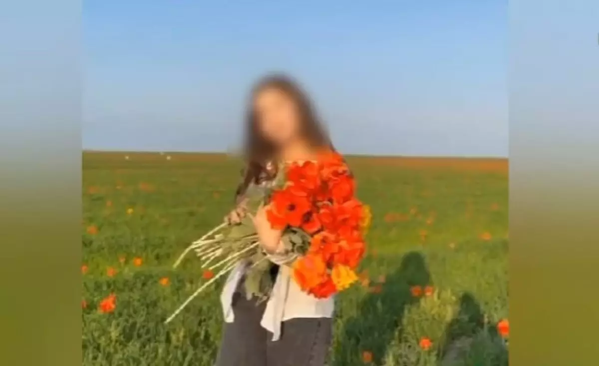Ради контента: краснокнижные тюльпаны сорвала студентка в Туркестанской области