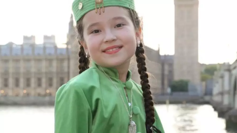 Лондонда 11 жастағы Кәусар Ғалымжанқызы қазақ тілін үйрететіп жүр