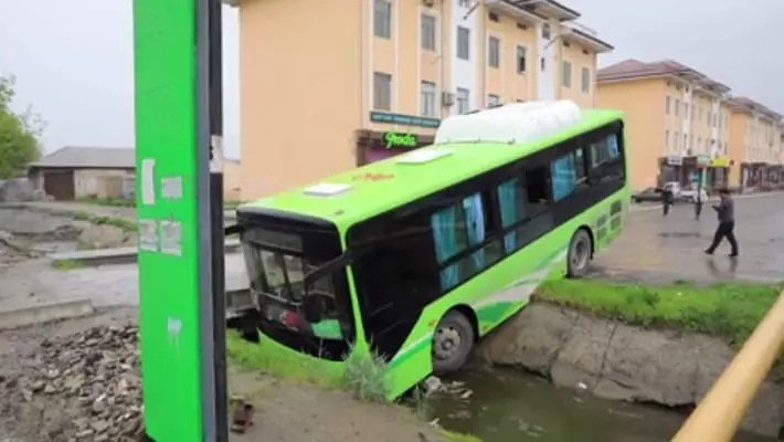 В Джизакской области автобус вылетел в канал