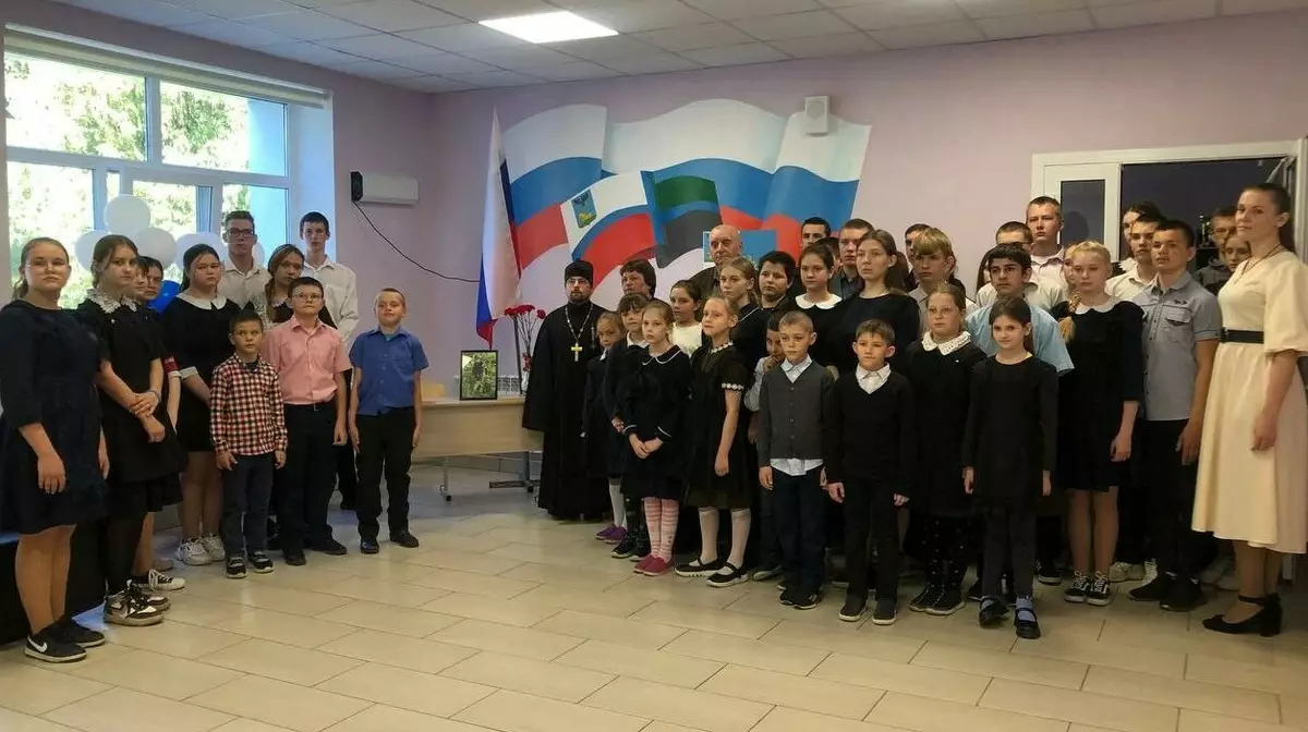 «Парту Героя» установили в белгородской школе в честь зэка-убийцы