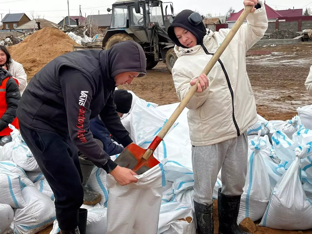 500 волонтеров «Жастар Рухы» задействованы в борьбе с паводками в Акмолинской области