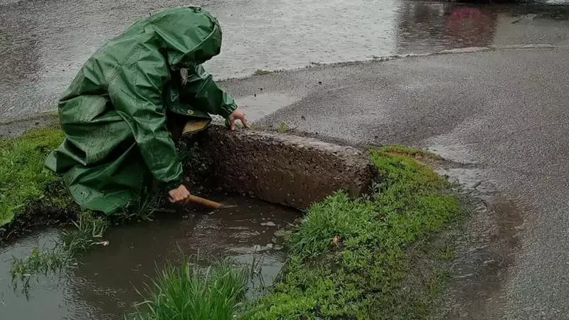 Затопленные улицы в Алматы: коммунальные службы устраняют последствия ливня