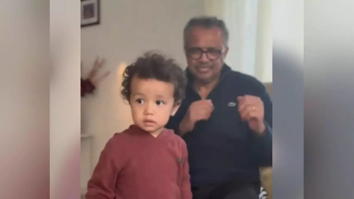 Пользователей сети восхитил ролик, на котором глава ВОЗ танцует вместе со своим внуком казахом