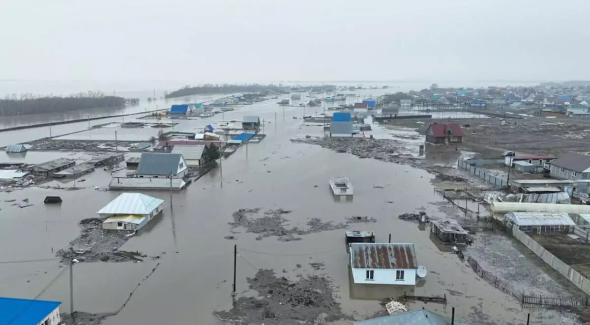 Токаев совершил облет пострадавших от паводков районов в СКО