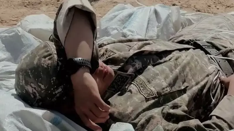 Фото со спящими на земле солдатами растрогало казахстанцев