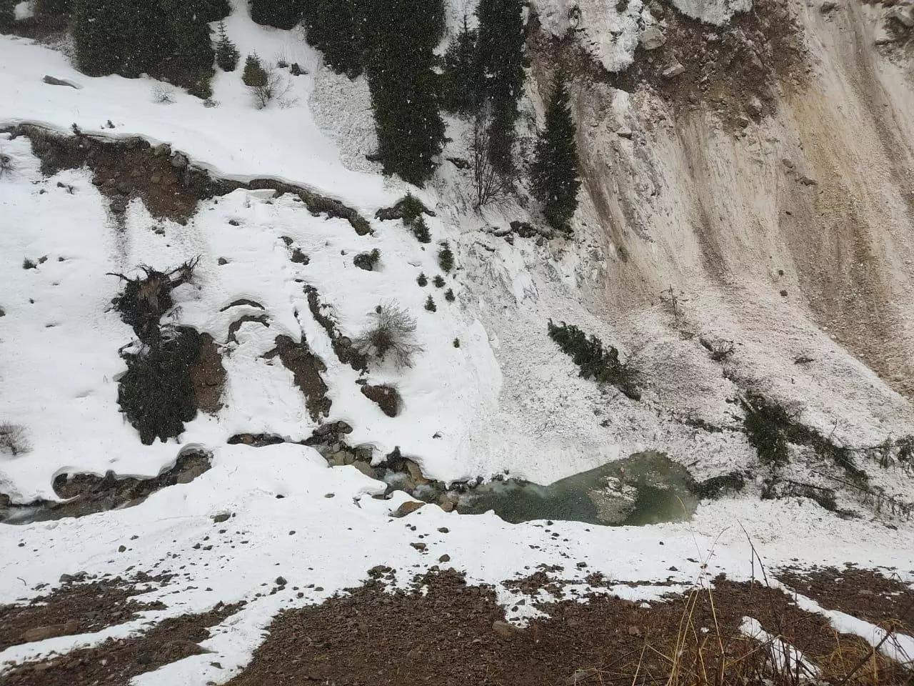 Снежные лавины сошли под Алматы