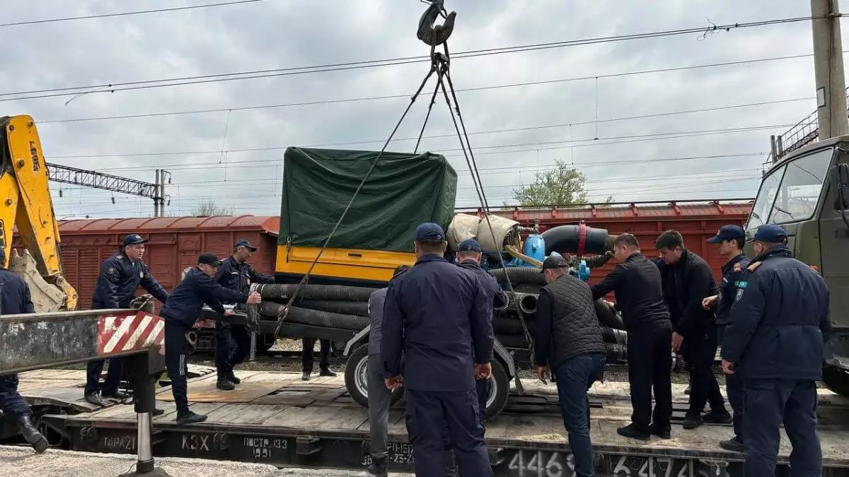 В пострадавшие от паводков регионы Казахстана перебрасывают спецтехнику