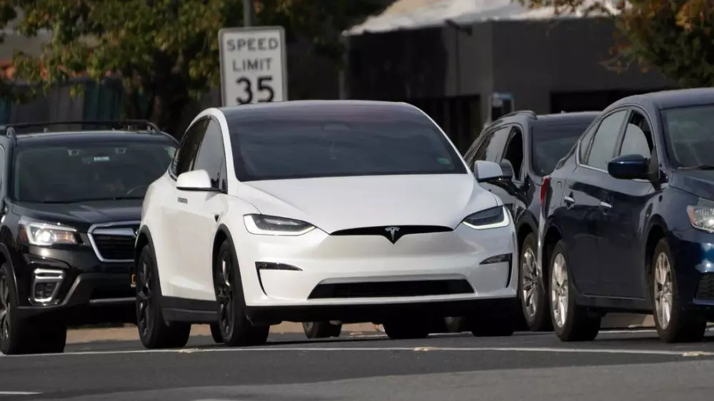 Tesla снизила цену на свой автопилот в два раза
