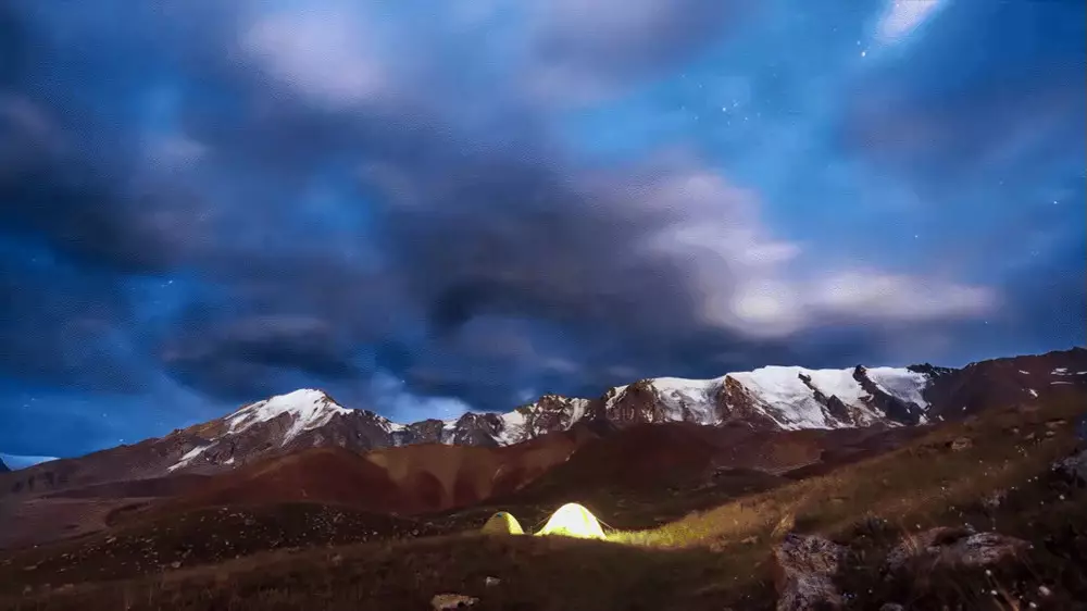 "Космически": что сняла камера, оставленная на ночь в горах