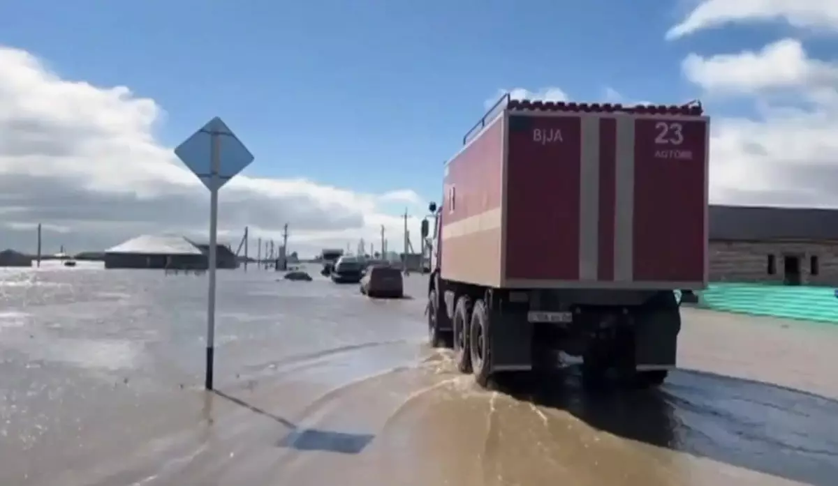 Паводки в Казахстане: в селах Актюбинской области укрепляют дамбы
