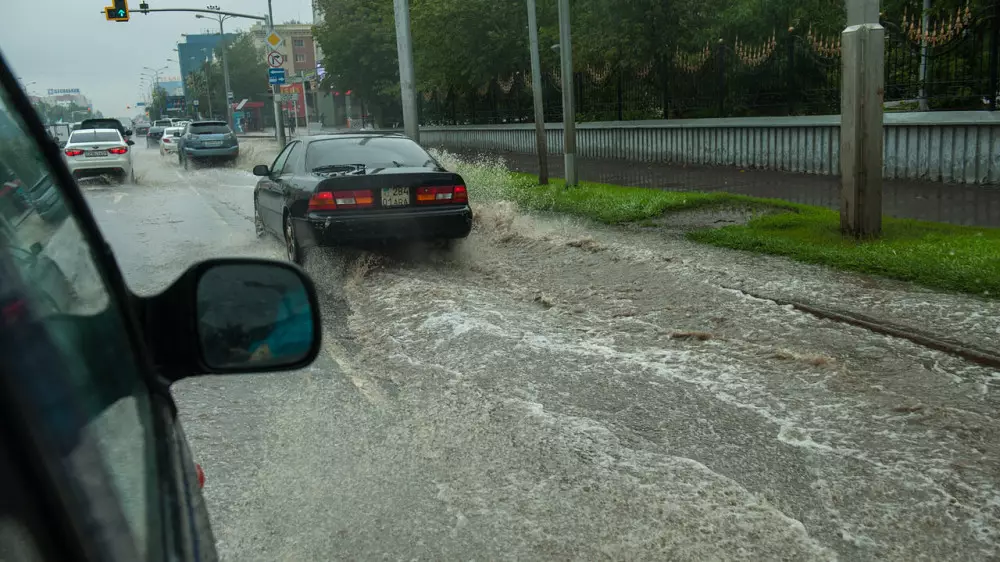 "Этому городу нужен экзорцист": как алматинские водители реагируют на дождь