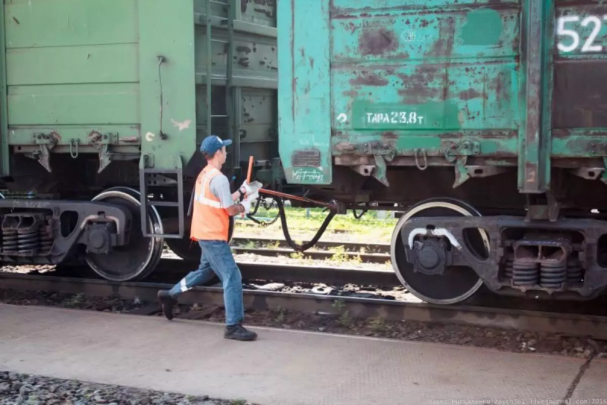 Екібастұзда вагондардың арасына қысылып қалған жұмысшы көз жұмды