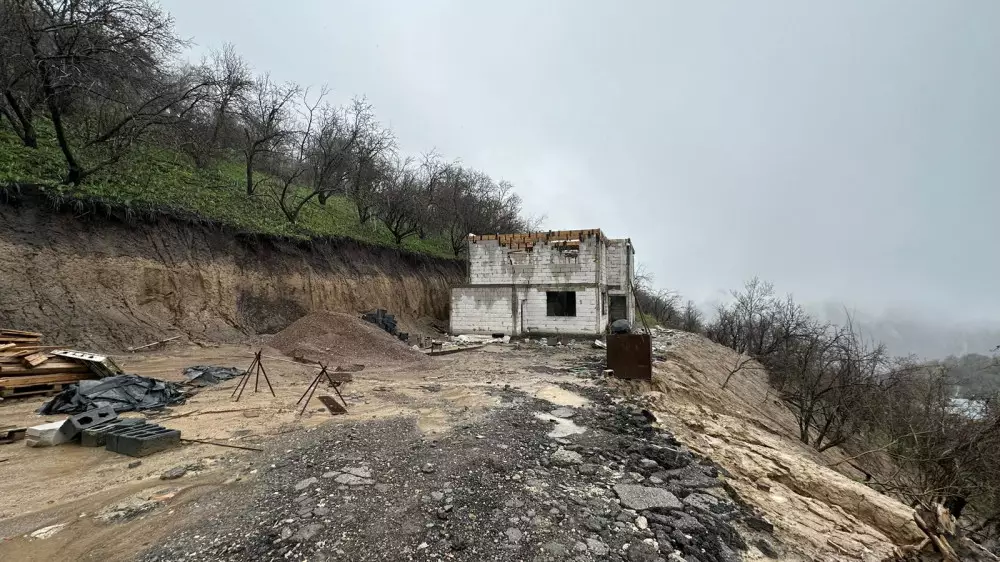 "Самовольно срезал склон": грязевые массы сошли на дорогу в Алматы
